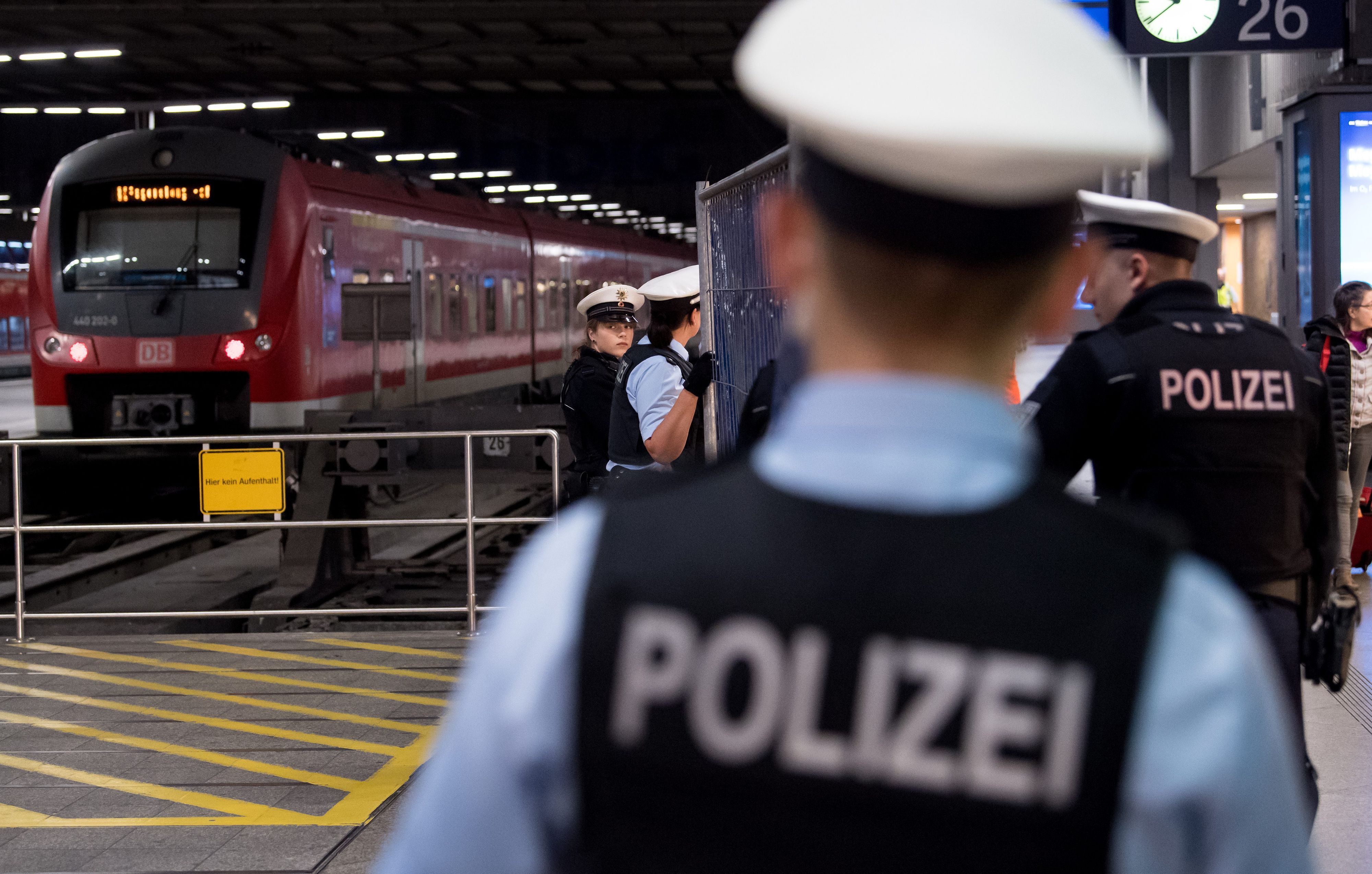 Polizei vor einem Zug. (Symbolbil)