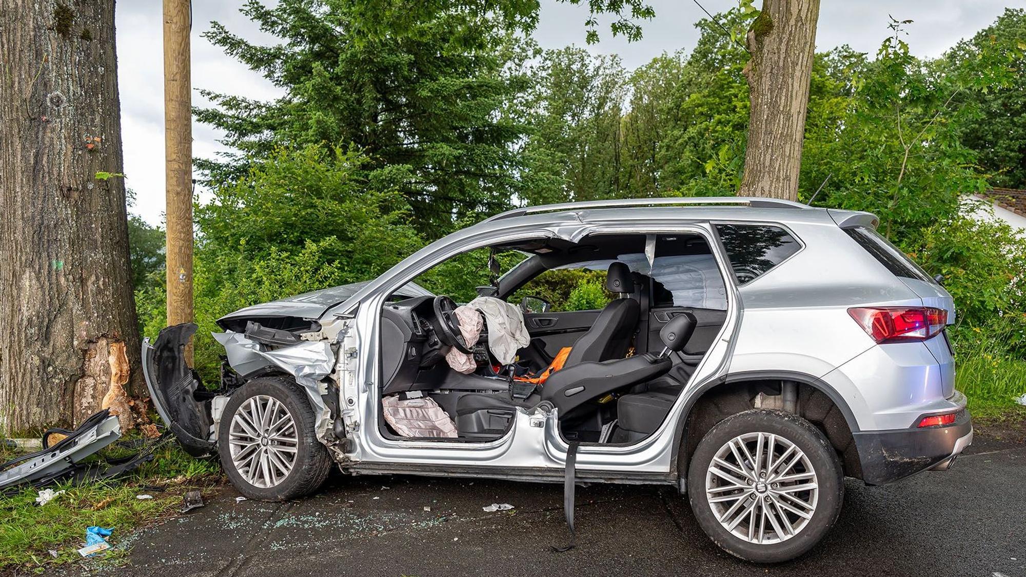 In der Marienheider Ortschaft Eberg ist am Samstagmorgen ein Auto frontal in einen Baum gerast. Der Rettungshubschrauber musste gerufen werden, der Fahrer des Wagens wurde schwer verletzt.