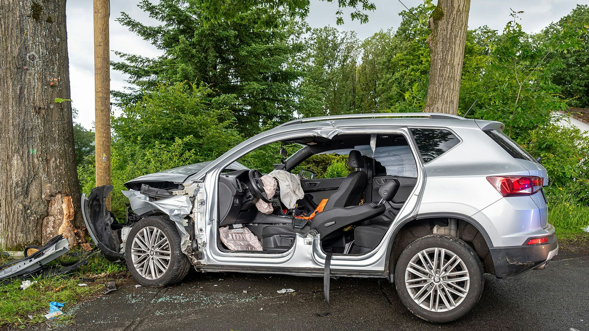 In der Marienheider Ortschaft Eberg ist am Samstagmorgen ein Auto frontal in einen Baum gerast. Der Rettungshubschrauber musste gerufen werden, der Fahrer des Wagens wurde schwer verletzt.