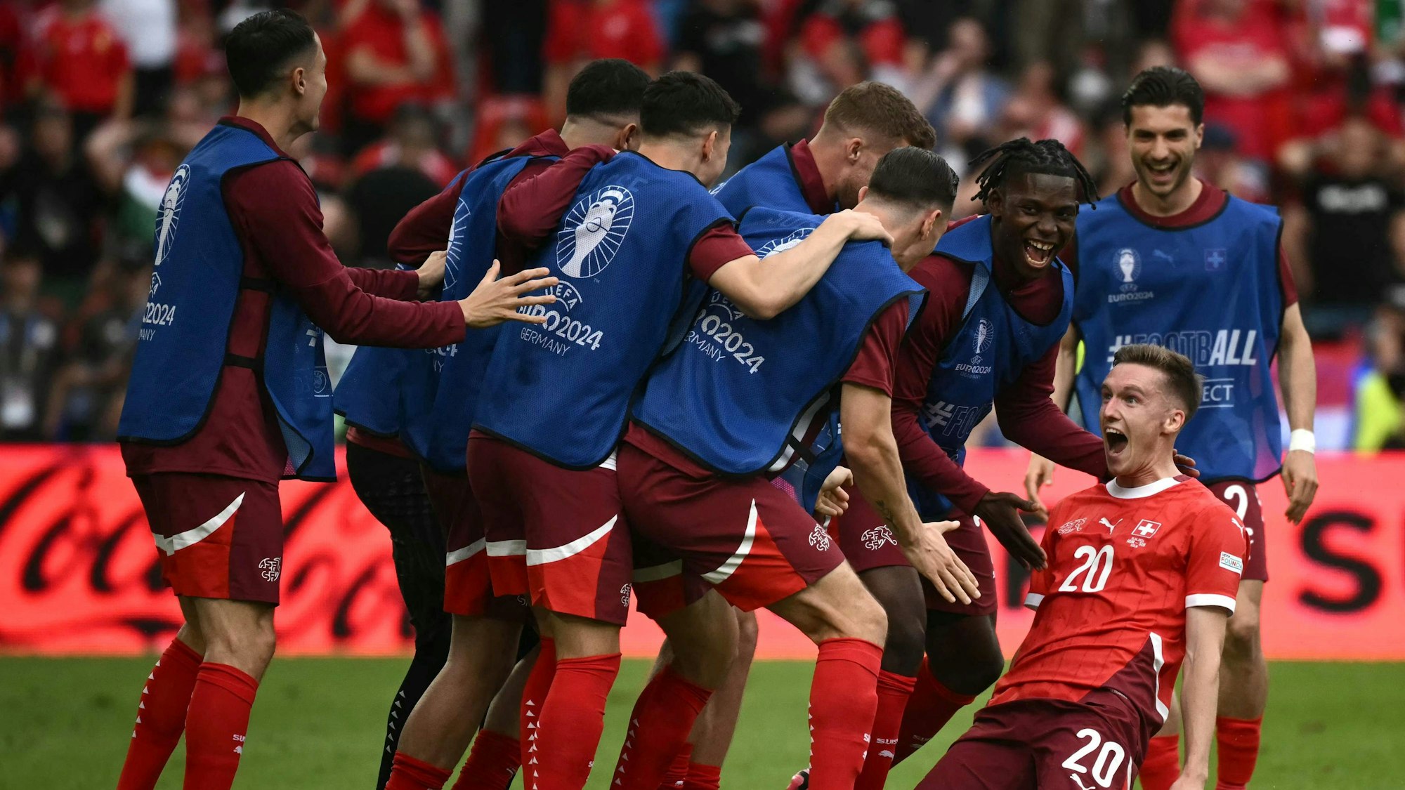 Michel Aebischer feiert mit den Bankspielern der Schweiz seinen Treffer zum 2:0.