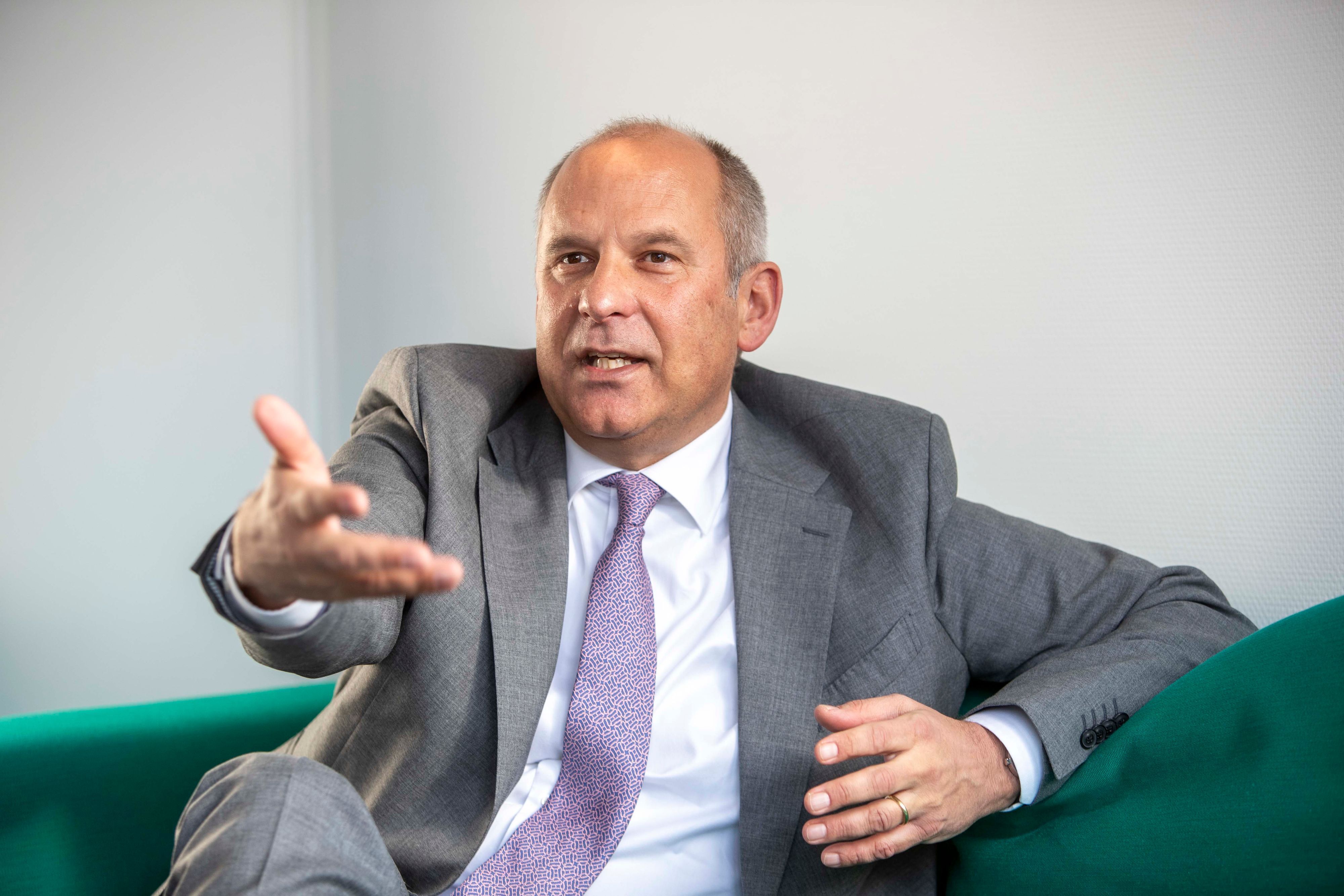 Roman Poseck (CDU), Innenminister von Hessen, spricht auf dem „Grünen Sofa“ in der dpa-Redaktion während eines Interviews in Wiesbaden.