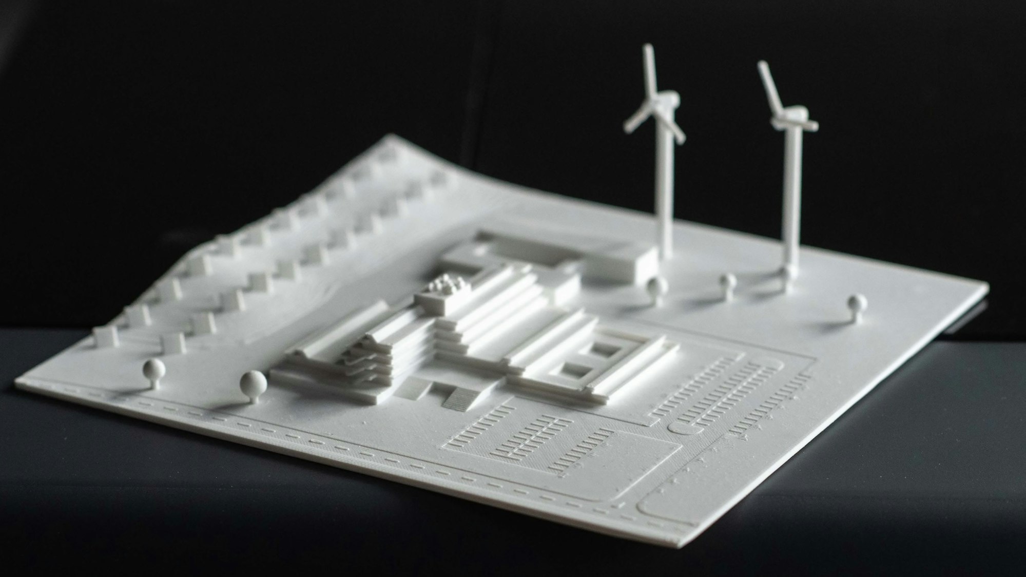 Auf der Miniatur-Darstellung des Kreishauses aus dem 3D-Drucker werden auch die Windräder in der Umgebung gezeigt.