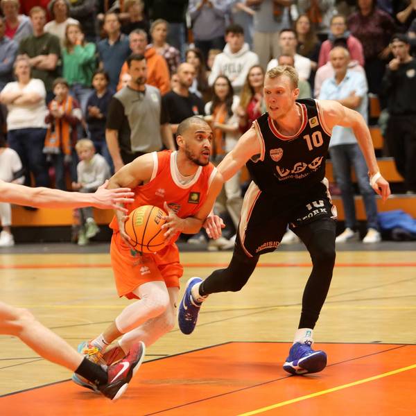 Kelvin Omojola (am Ball) geht auch künftig für die Dragons Rhöndorf auf Korbjagd.