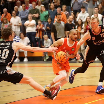 Kelvin Omojola (am Ball) geht auch künftig für die Dragons Rhöndorf auf Korbjagd.