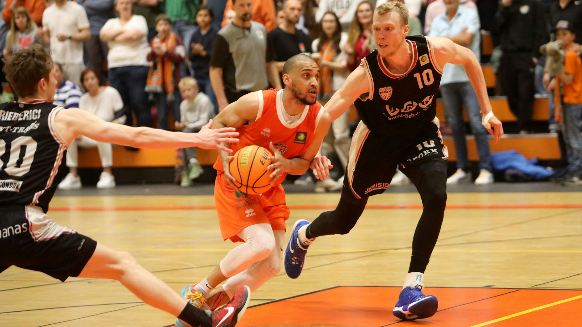 Kelvin Omojola (am Ball) geht auch künftig für die Dragons Rhöndorf auf Korbjagd.