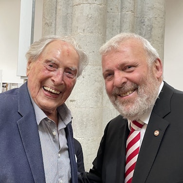 Zwei ältere Herren strahlen in die Kamera