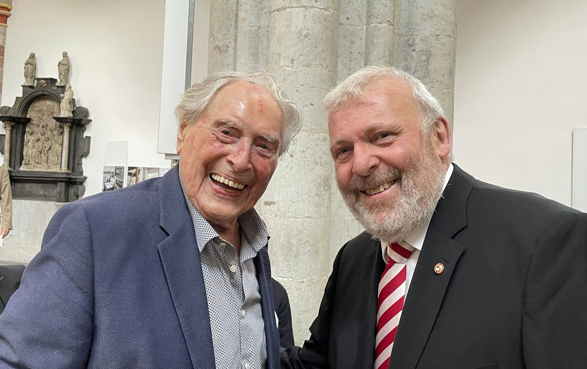 Zwei ältere Herren strahlen in die Kamera