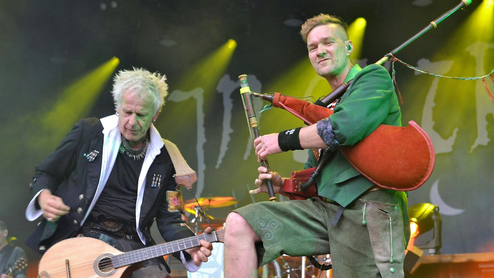 Zwei Musiker der Band „In Extremo“ auf der Bühne.