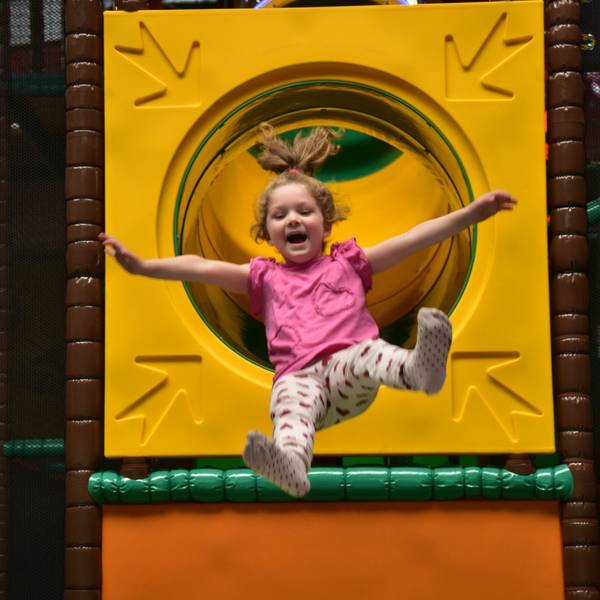 Ein kleines Mädchen rutsch auf der Big Airbag-Rutsche im neuen Troisdorfer Indoorspielplatz Monkey Town.