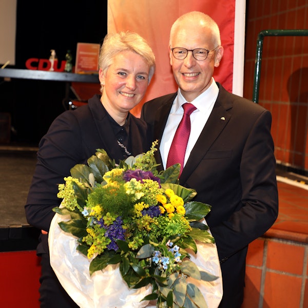 Dr. Hermann-Josef Teroke mit Ehefrau Sabine nach seiner Wiederwahl in den Deutschen Bundestag.