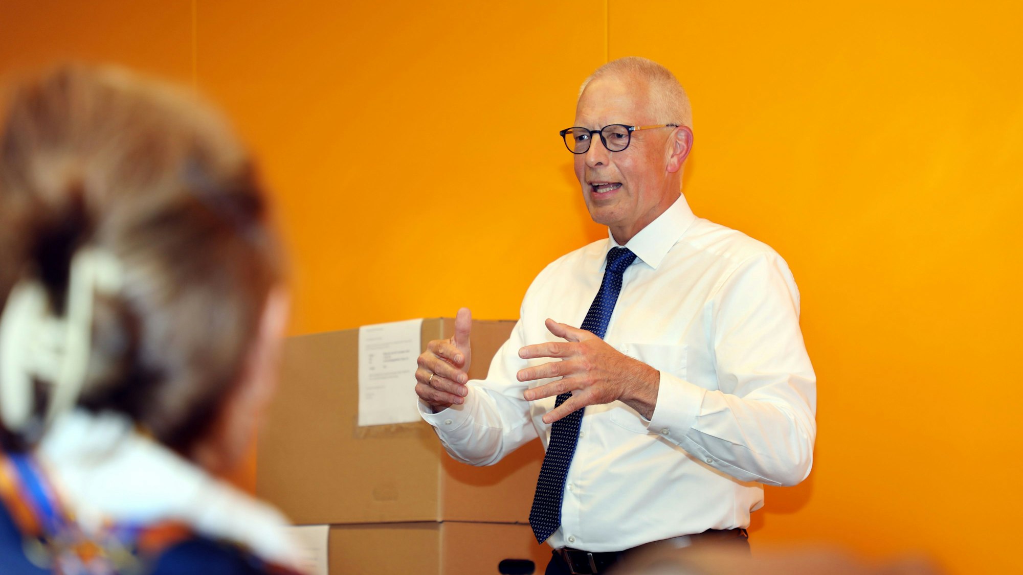 Tebroke bei einem Vortrag in Berlin, hier mit Besuchern der Humanitären Hilfe aus Overath.