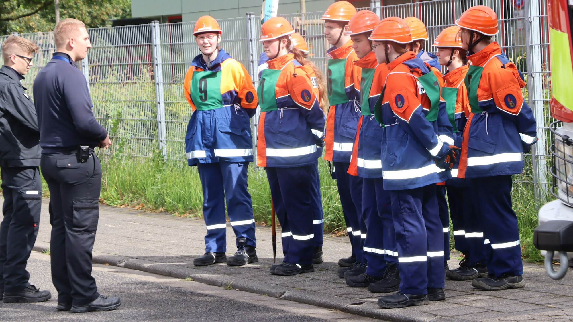 Die Prüfer erklärten den jungen Teilnehmern, worauf sie bei den Prüfungen achten mussten.