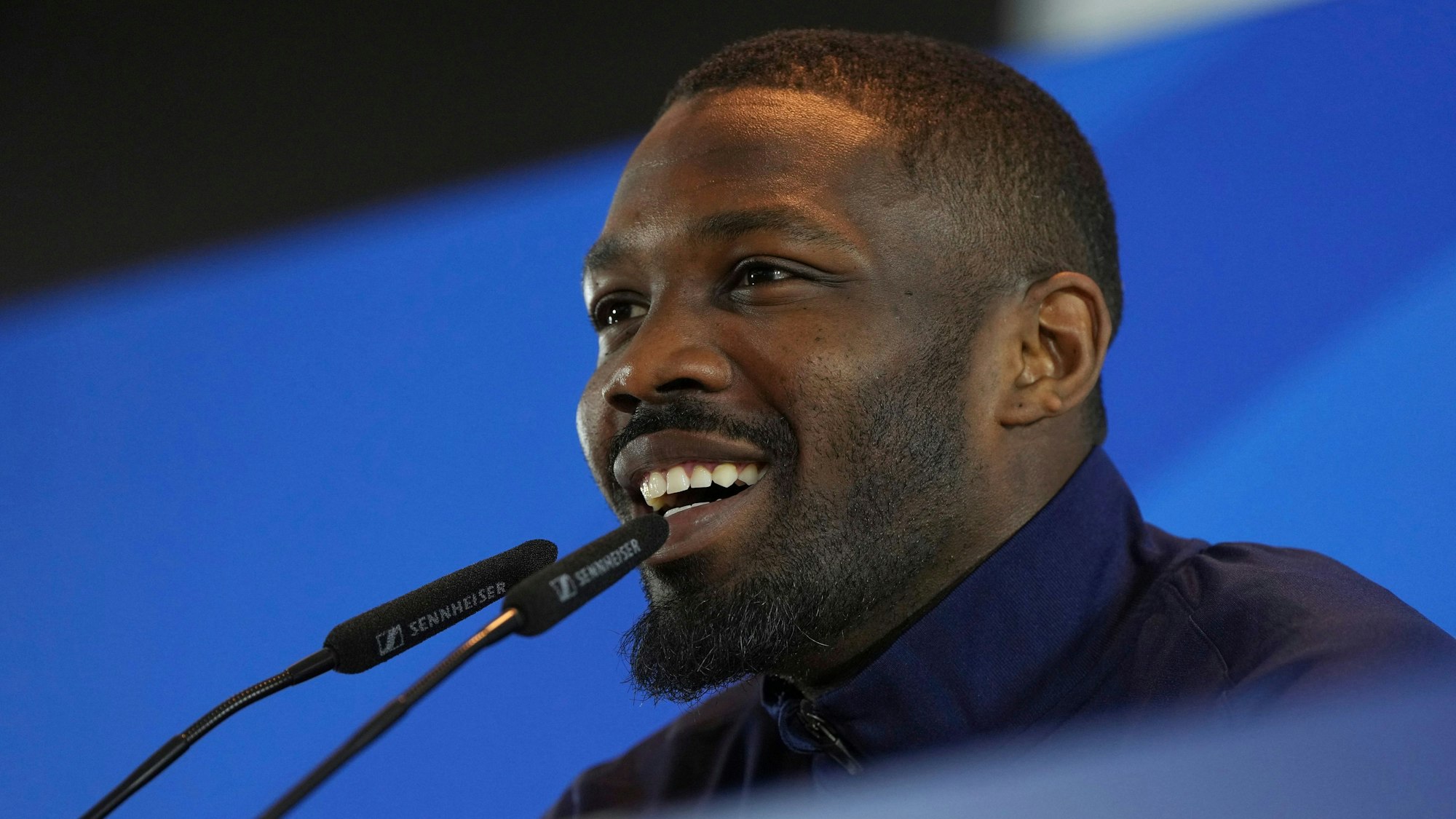 Es ist Stürmer Marcus Thuram zu sehen, wie er in ein Mikro spricht.