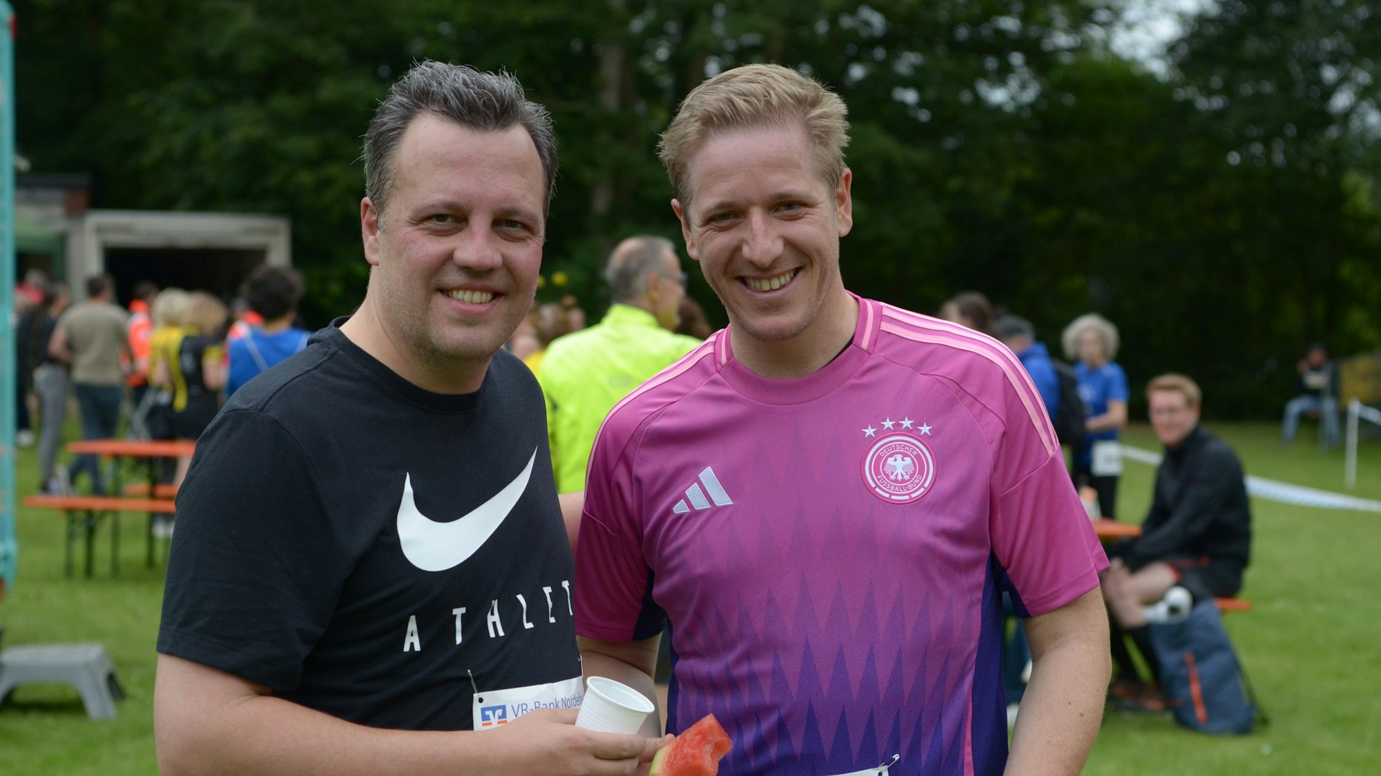 Sacha Reichelt und  Landrat Markus Ramers stärken sich nach dem Lauf mit Getränken und Obst.