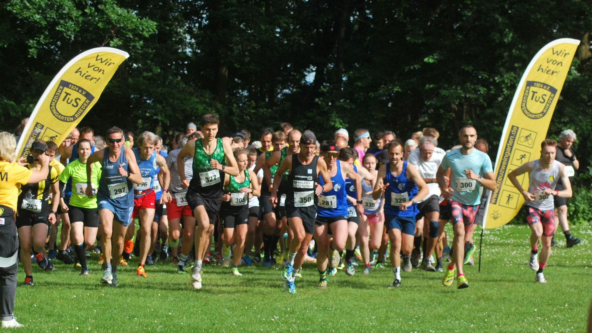 Die Läuferinnen und Läufer beim Start auf dem Kreuzweingartener Sportplatz.