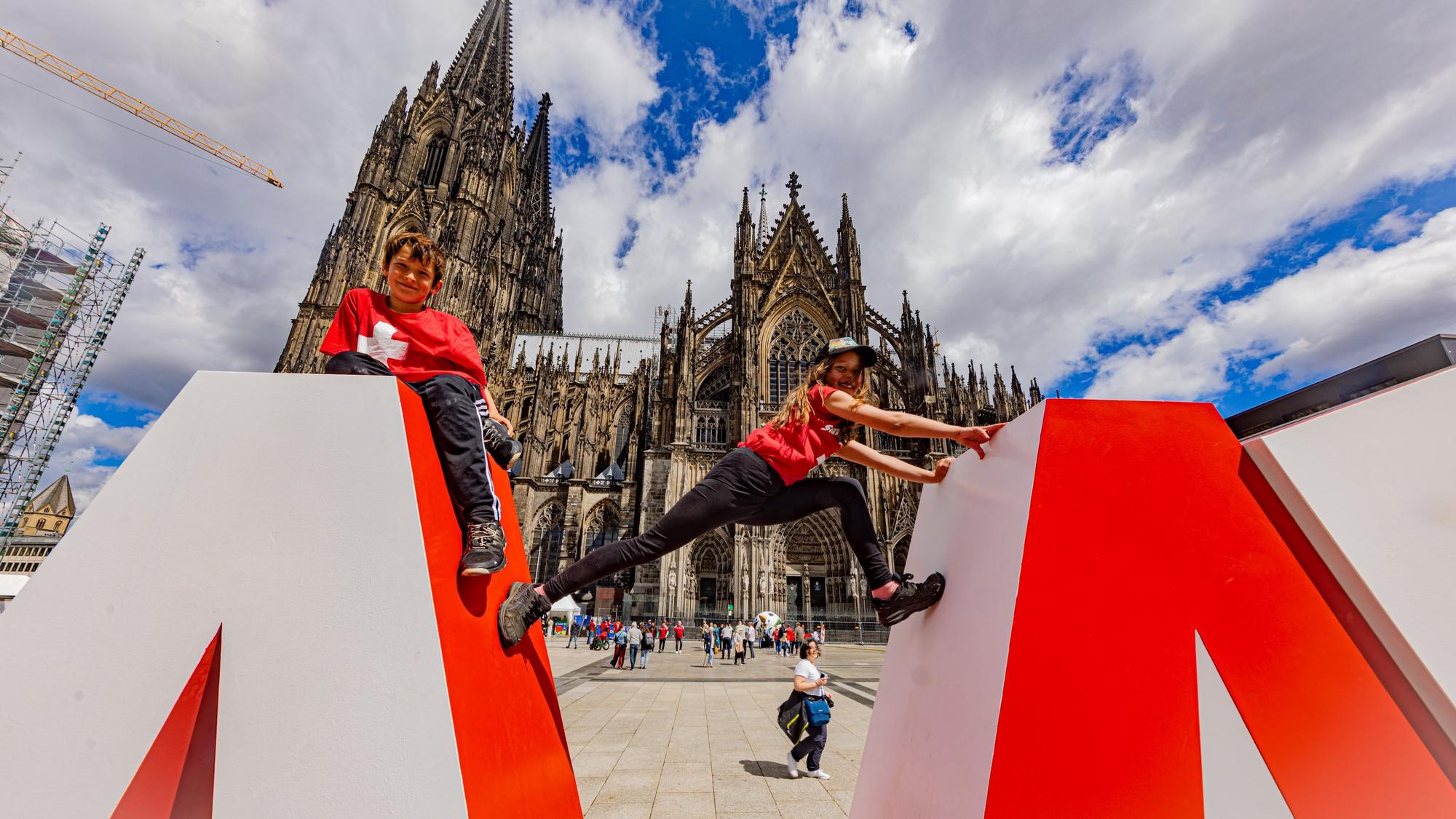 Keine Domschweizer, sondern Schweizer vor dem Kölner Dom.