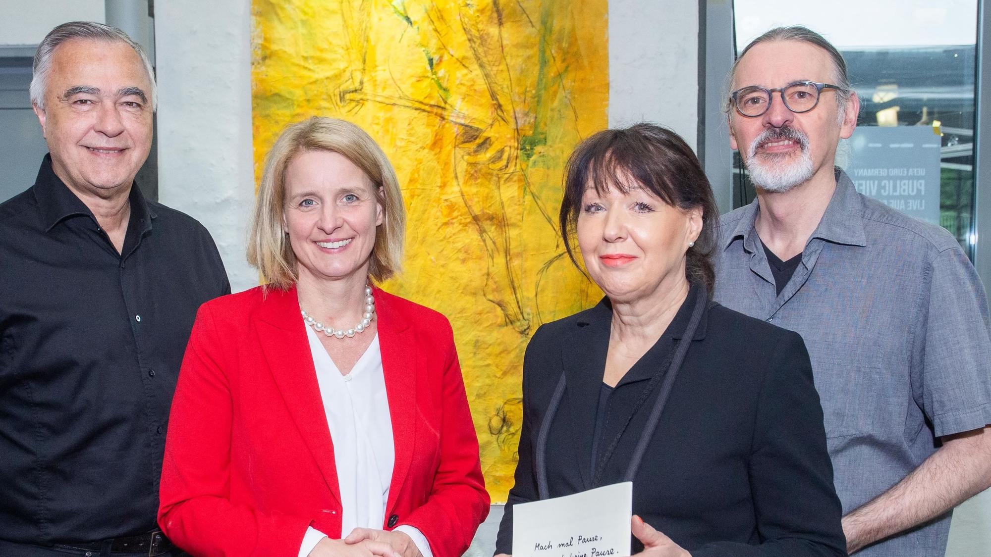 Für die Kultur vereint: Wipperfürths Bürgermeistern Anne Loth (Zweite von links) und die Organisatorenschar von „WippKultur“ (von links), Jens Kaufmann, Petra Pfaff und Rolf Fahlenbock in der Alten Drahtzieherei vor einem Werk der Künstlerin Anke Büttner.