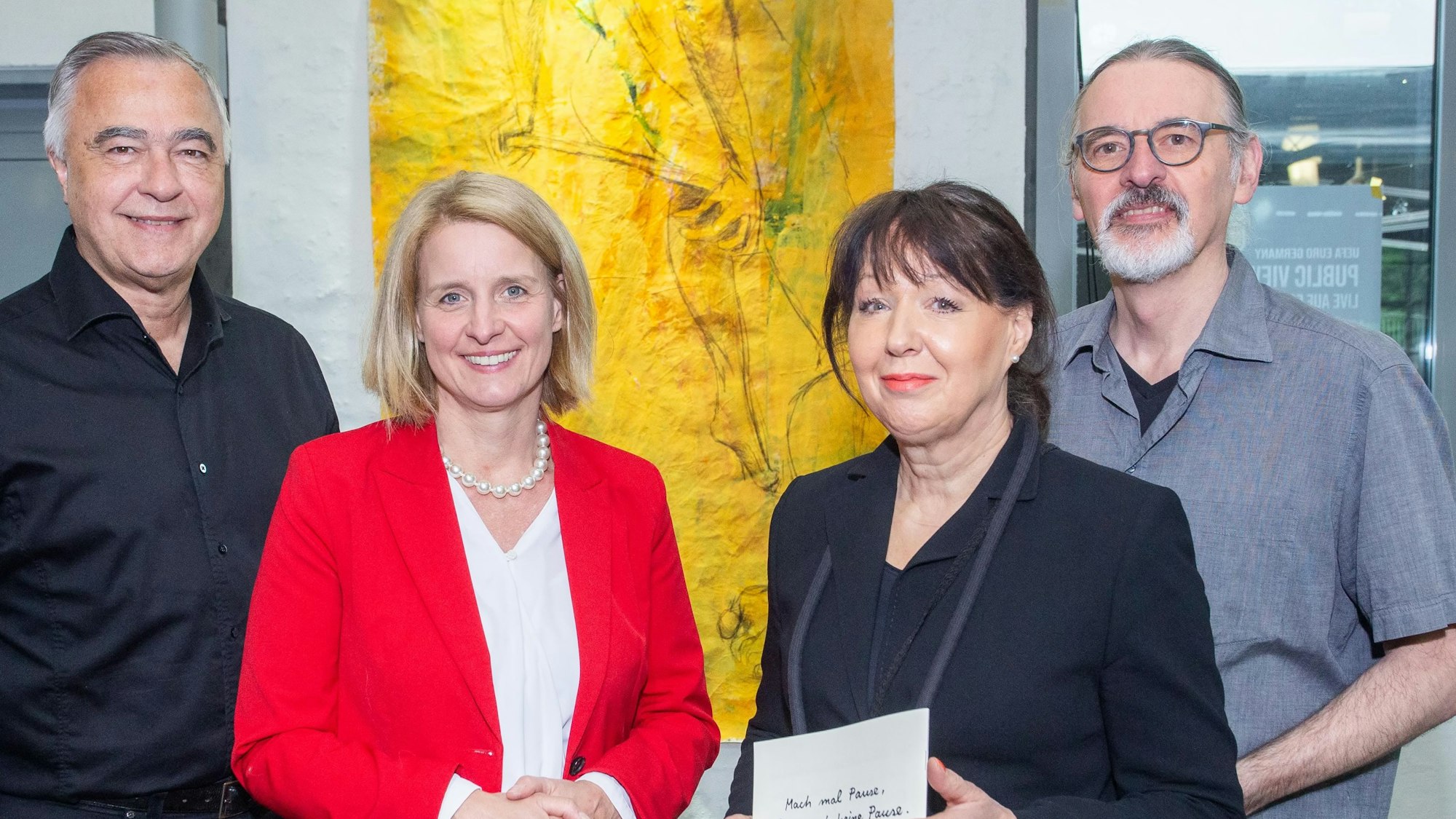 Für die Kultur vereint: Wipperfürths Bürgermeistern Anne Loth (Zweite von links) und die Organisatorenschar von „WippKultur“ (von links), Jens Kaufmann, Petra Pfaff und Rolf Fahlenbock in der Alten Drahtzieherei vor einem Werk der Künstlerin Anke Büttner.