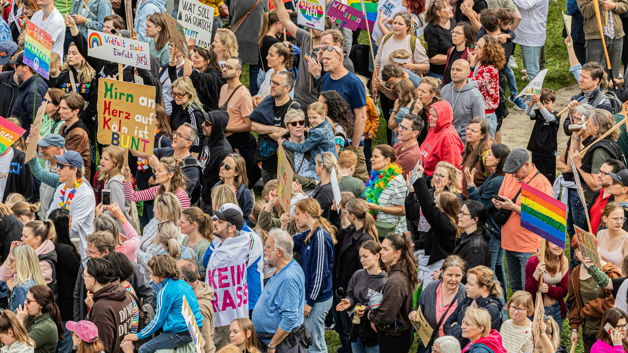 Anti-AfD-Demo vor Widdersdorfer Gymnasium.