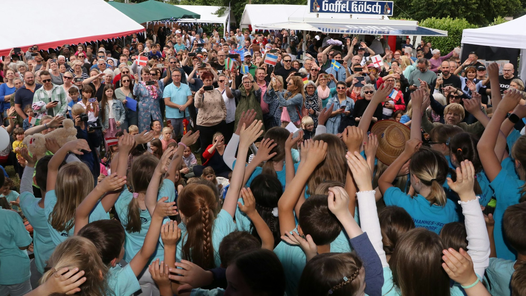 Auf dem Bild sind die Königsdorfer Grundschüler und ihre Zuhörer zu sehen.