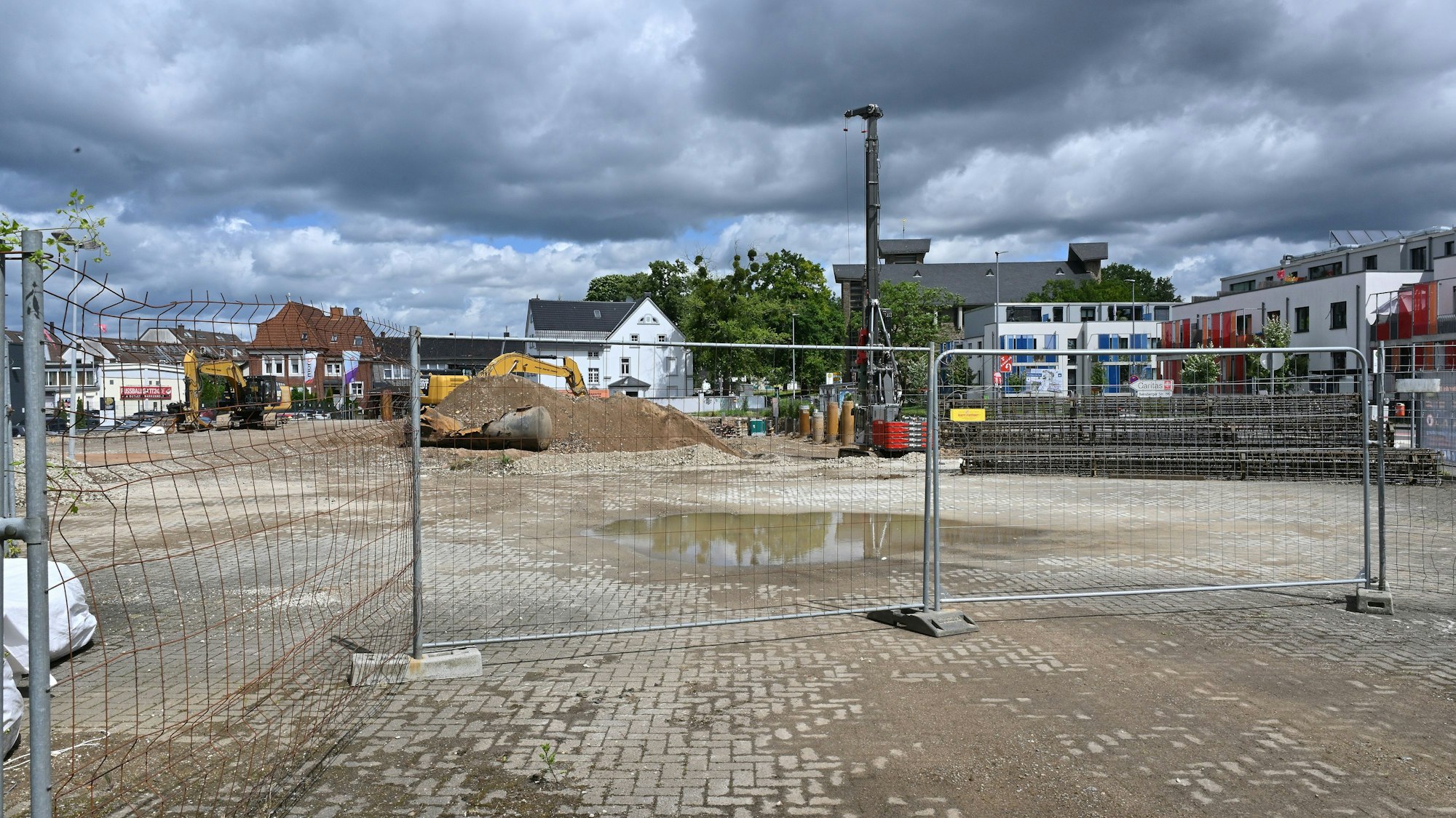 Das Foto zeigt die Baustelle für den Nahversorger in Heidkamp