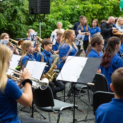 Junge Leute spielen Blechblasinstrumente.