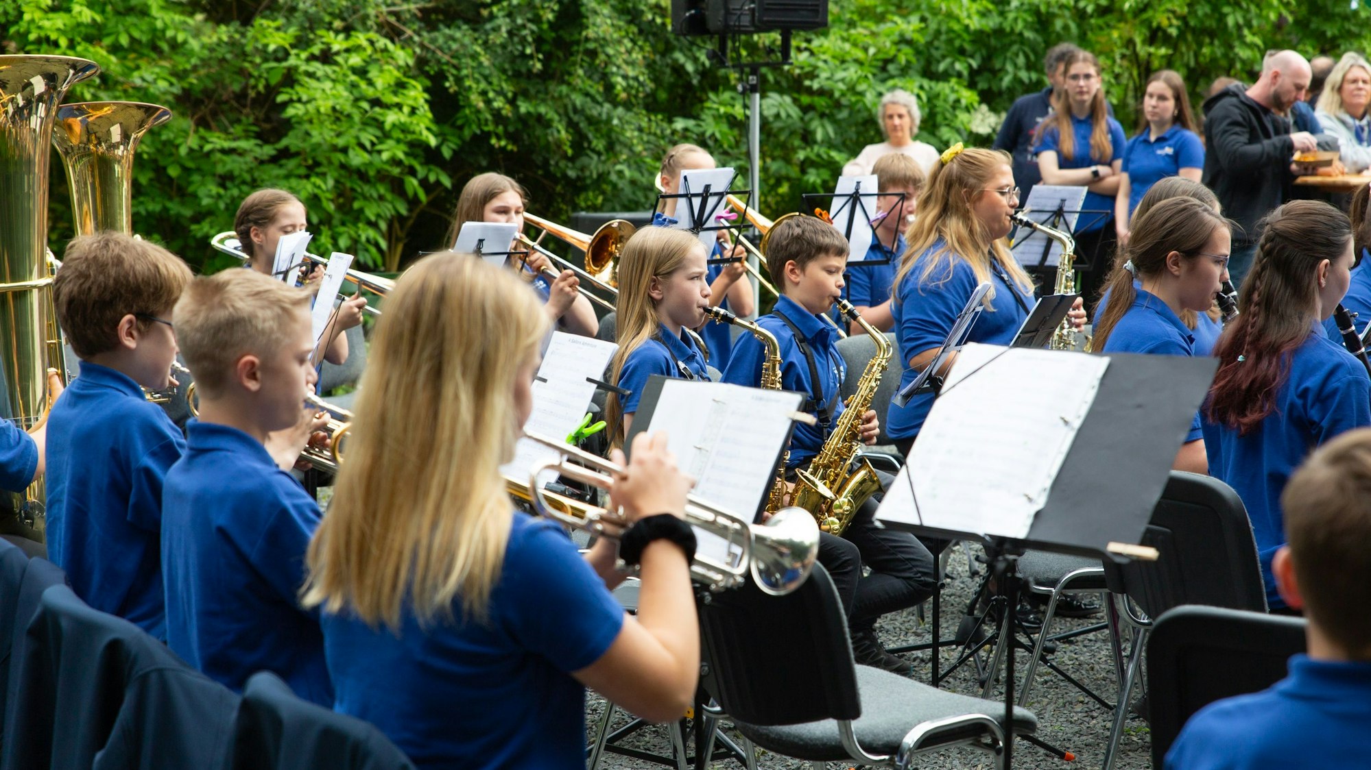 Junge Leute spielen Blechblasinstrumente.