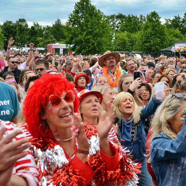 Ein Blick ins Publikum: Viele Frauen und Männer sind kostümiert in den Seepark gekommen.