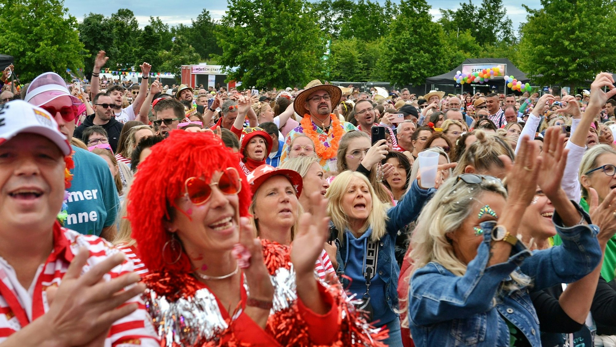 Ein Blick ins Publikum: Viele Frauen und Männer sind kostümiert in den Seepark gekommen.