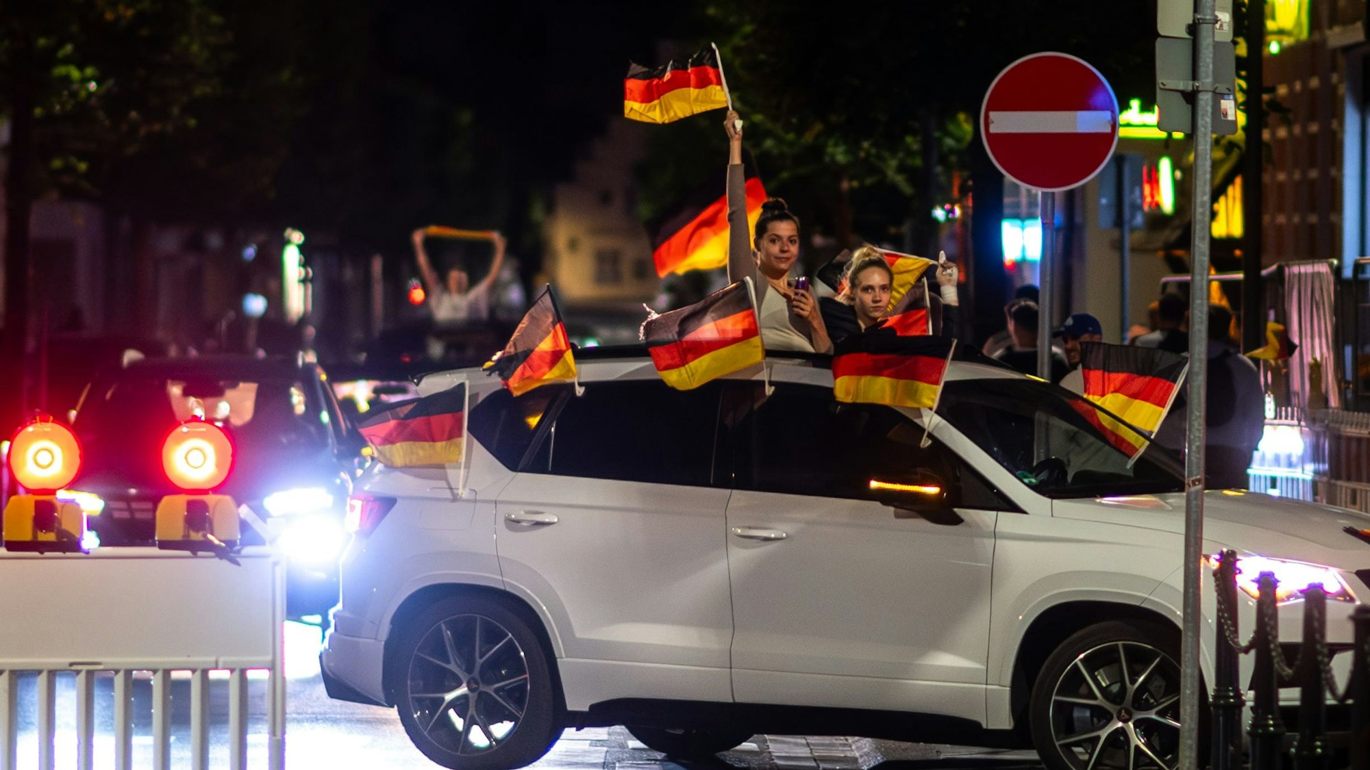 Mehrere Autos, aus denen Flaggen herausragten, wurden nach dem Spiel durch Euskirchen gefahren.
