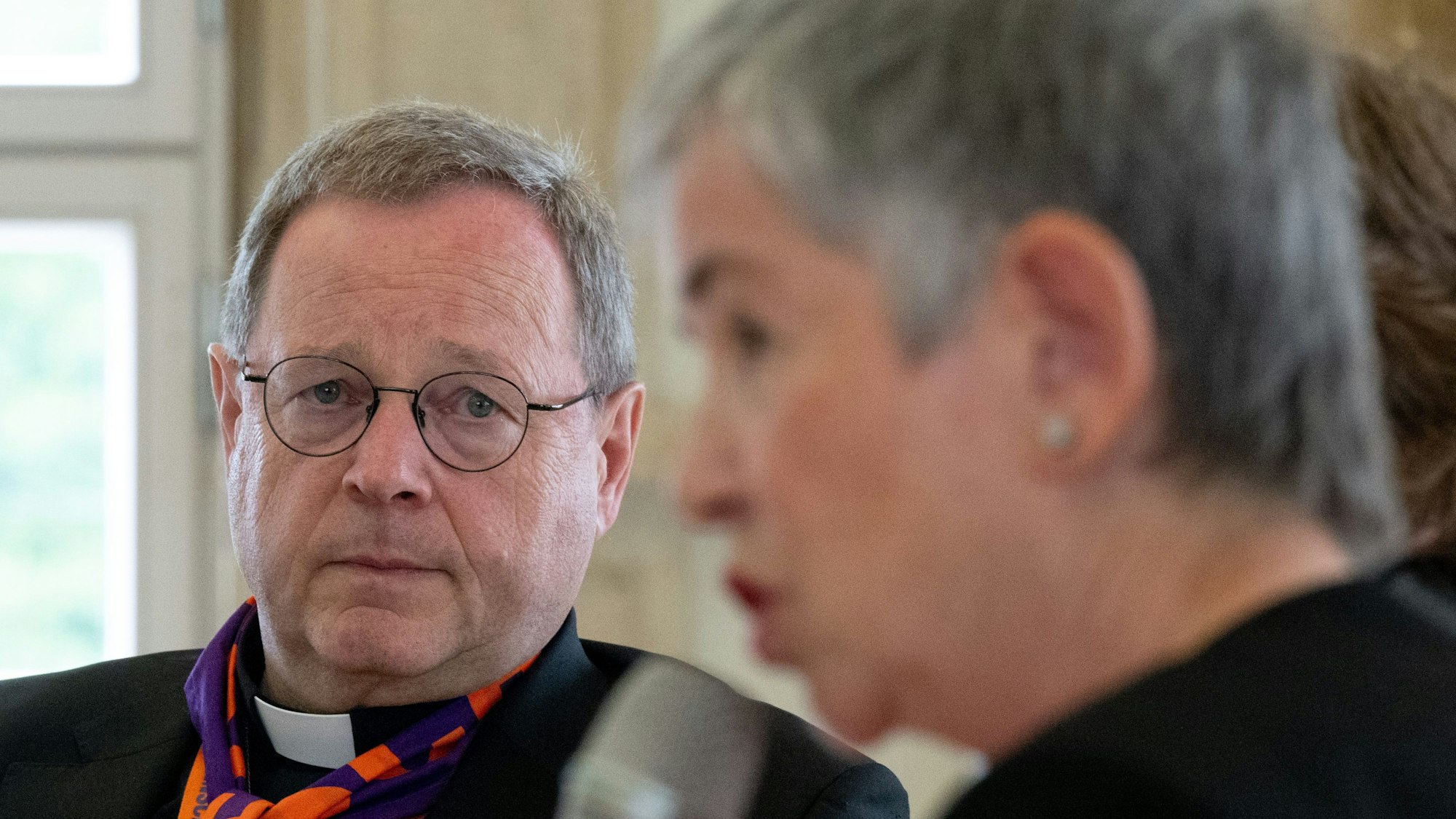 Georg Bätzing, Vorsitzender der Deutschen Bischofskonferenz, sitzt gemeinsam mit Irme Stetter-Karp, Präsidentin des Zentralkomitees der deutschen Katholiken, im Podium einer Veranstaltung zum Deutschen Katholikentag.