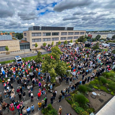 Anti-AfD-Demo vor Widdersdorfer Gymnasium.