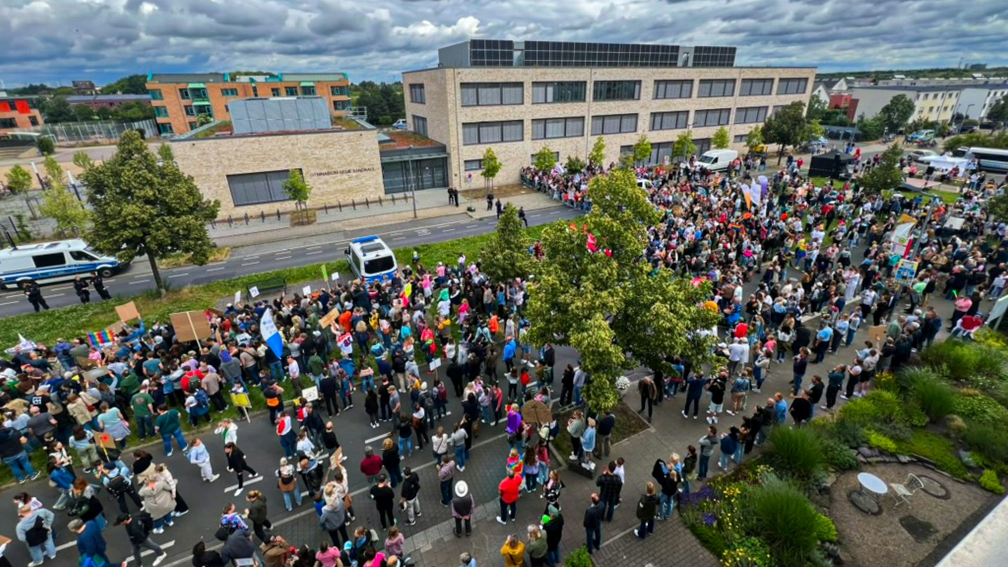 aIm Juni 2024 demonstrierten Tausende gegen den Parteitag der AfD im Gymnasium Neue Sandkaul.