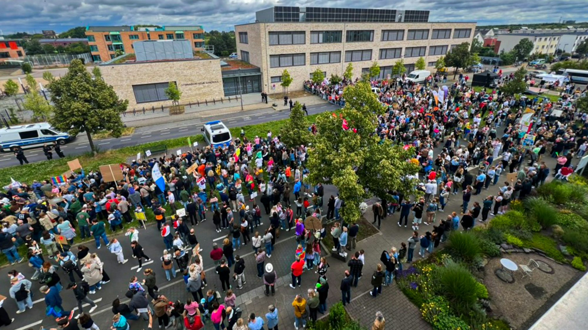 Bis zu 5000 Demonstranten kamen im Juni 2024 zum Gymnasium Neue Sandkaul in Widdersdorf.