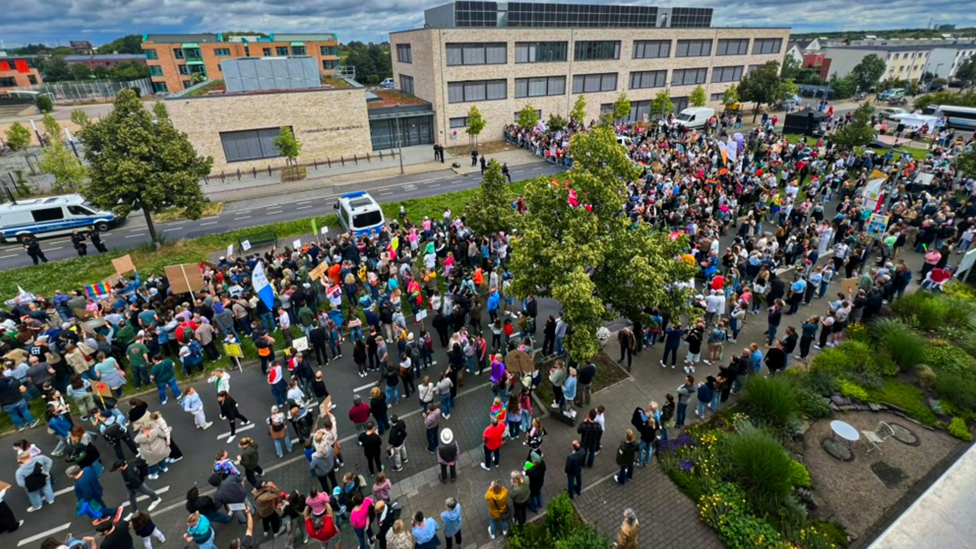 Anti-AfD-Demo vor Widdersdorfer Gymnasium.