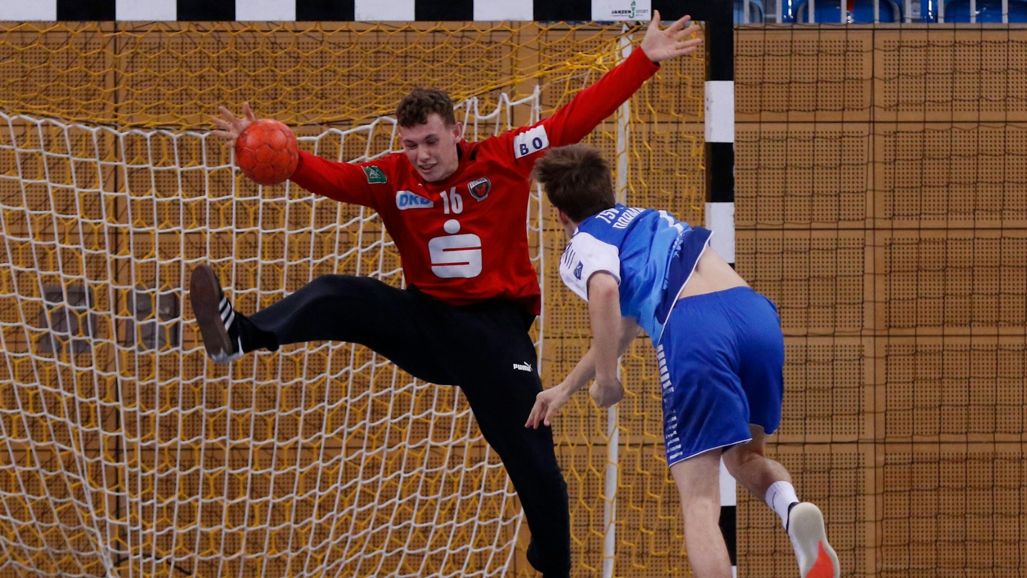 GER JHBL Saison 2020/2021 FÜCHSE Berlin vs. TSV Bayer Dormagen, 07.06.21, MBS Arena, Potsdam Parade, Torhüter, Strafwurf, Siebenmeter, gehalten, Lennard Kull Füchse Berlin U19 16 *** GER JHBL Season 2020 2021 FÜCHSE Berlin vs TSV Bayer Dormagen, 07 06 21, MBS Arena, Potsdam Parade, Goalkeeper, Penalty Throw, Seven Meters, Held, Lennard Kull Füchse Berlin U19 16