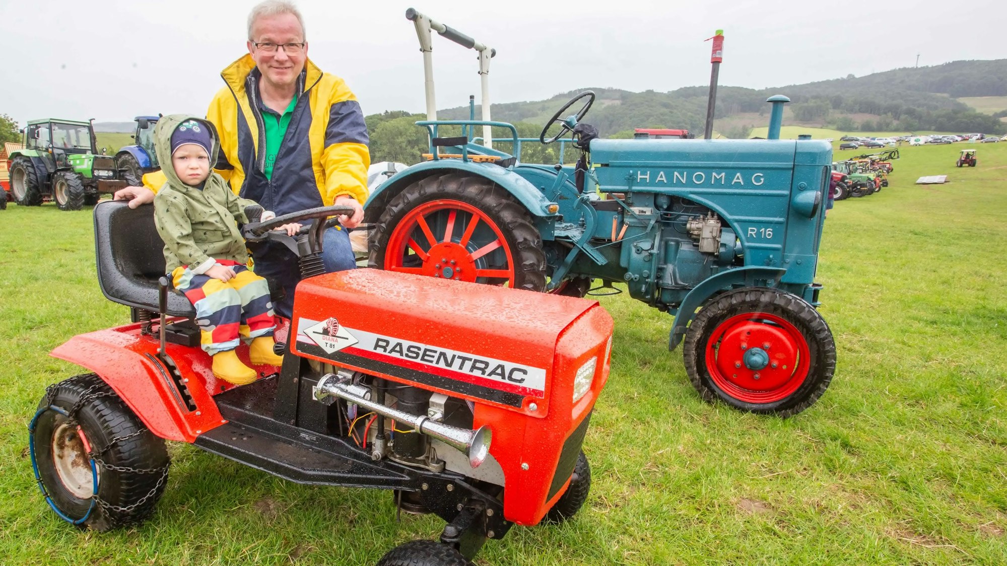 In Lindlar-Schlüsselberg sind auch die ganz kleinen Treckerfreunde immer gern am Start: Hier lässt Burkhard Schäfer den Enkelsohn schon mal Probe sitzen.