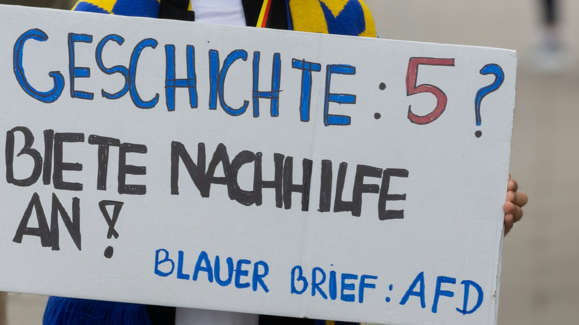 Anti-AfD-Demo vor Widdersdorfer Gymnasium.