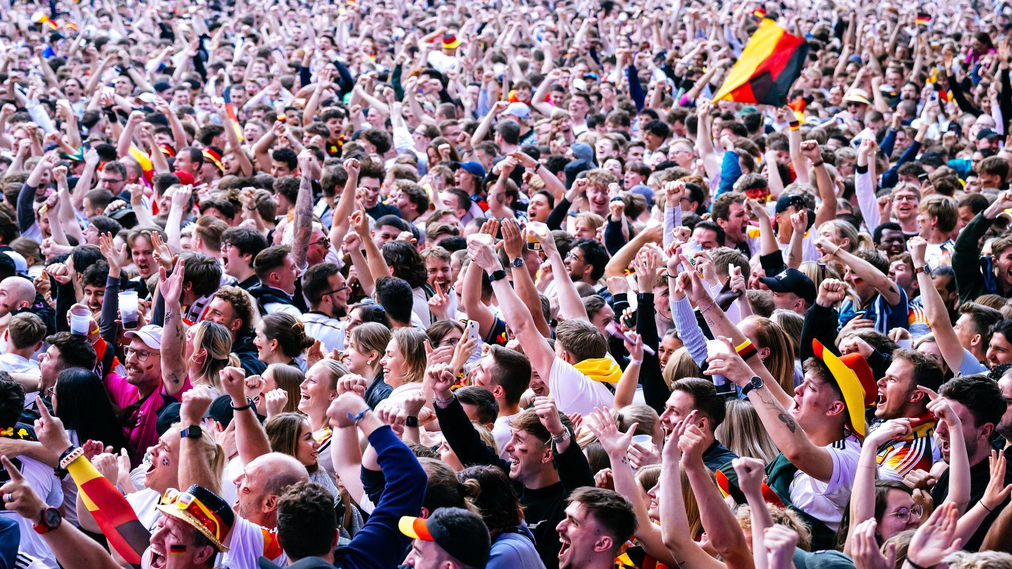 Feiern und Hoffen auf den Titel bei den Fans.