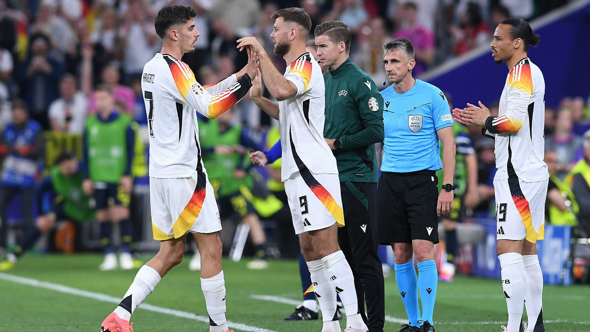 Der eine kommt, der andere geht: Torschütze Kai Havertz wird gegen Torschütze Niclas Füllkrug ausgewechselt.