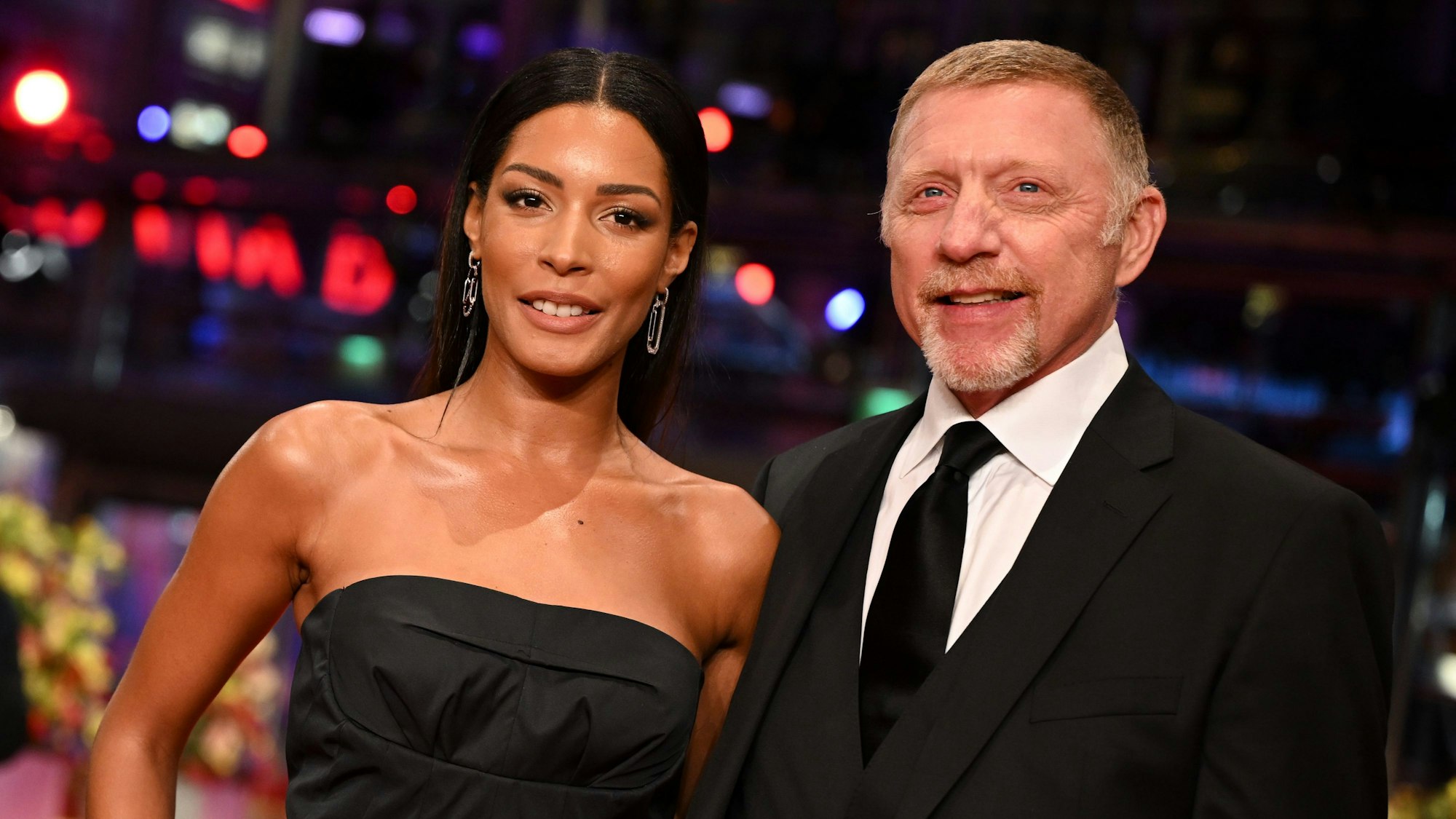 Boris Becker und uns seine künftige Ehefrau Lilian de Carvalho Monteiro stehen bei der Berlinale auf dem roten Teppich zum Film «Disco Boy».