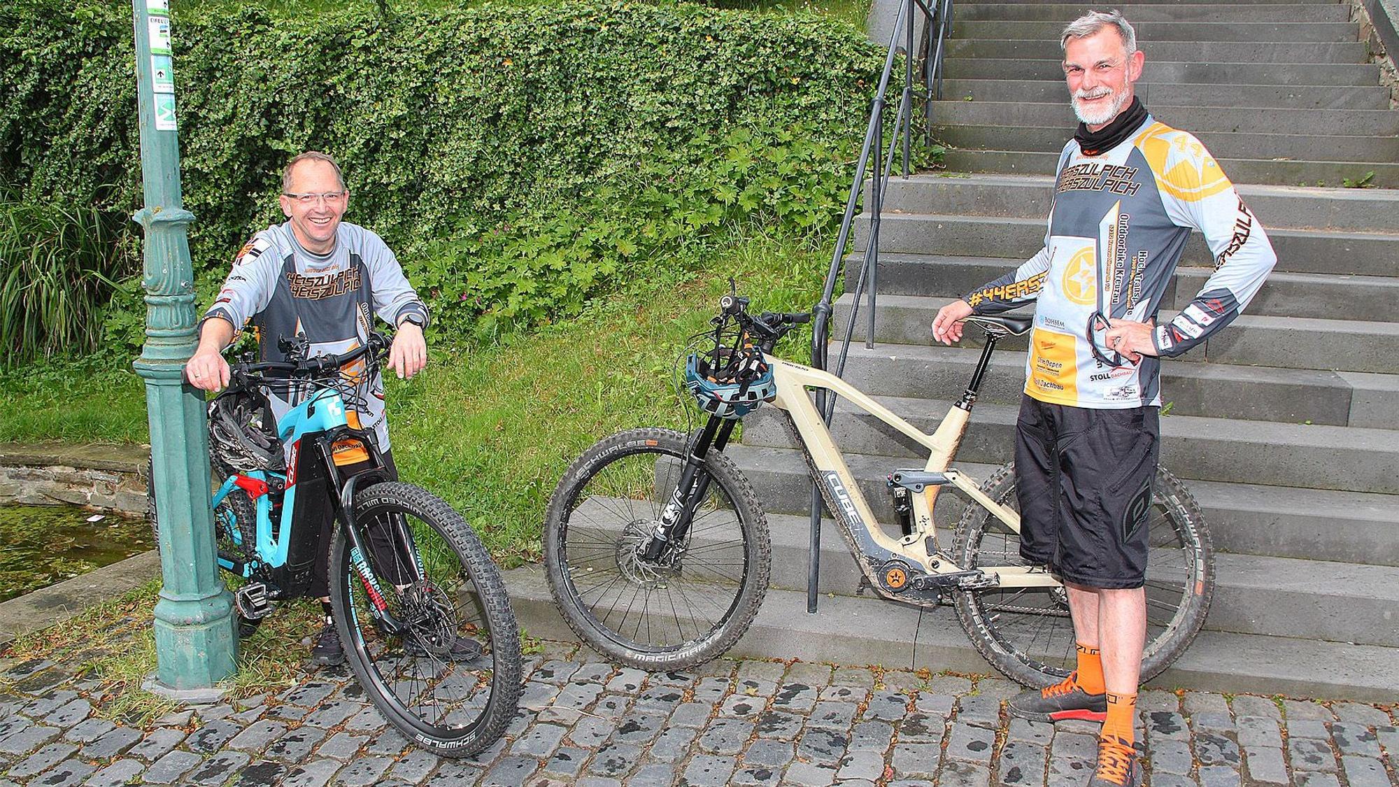 Die beiden Radler aus Zülpich warten mit ihren E-Mountainbikes auf den Radlersegen.