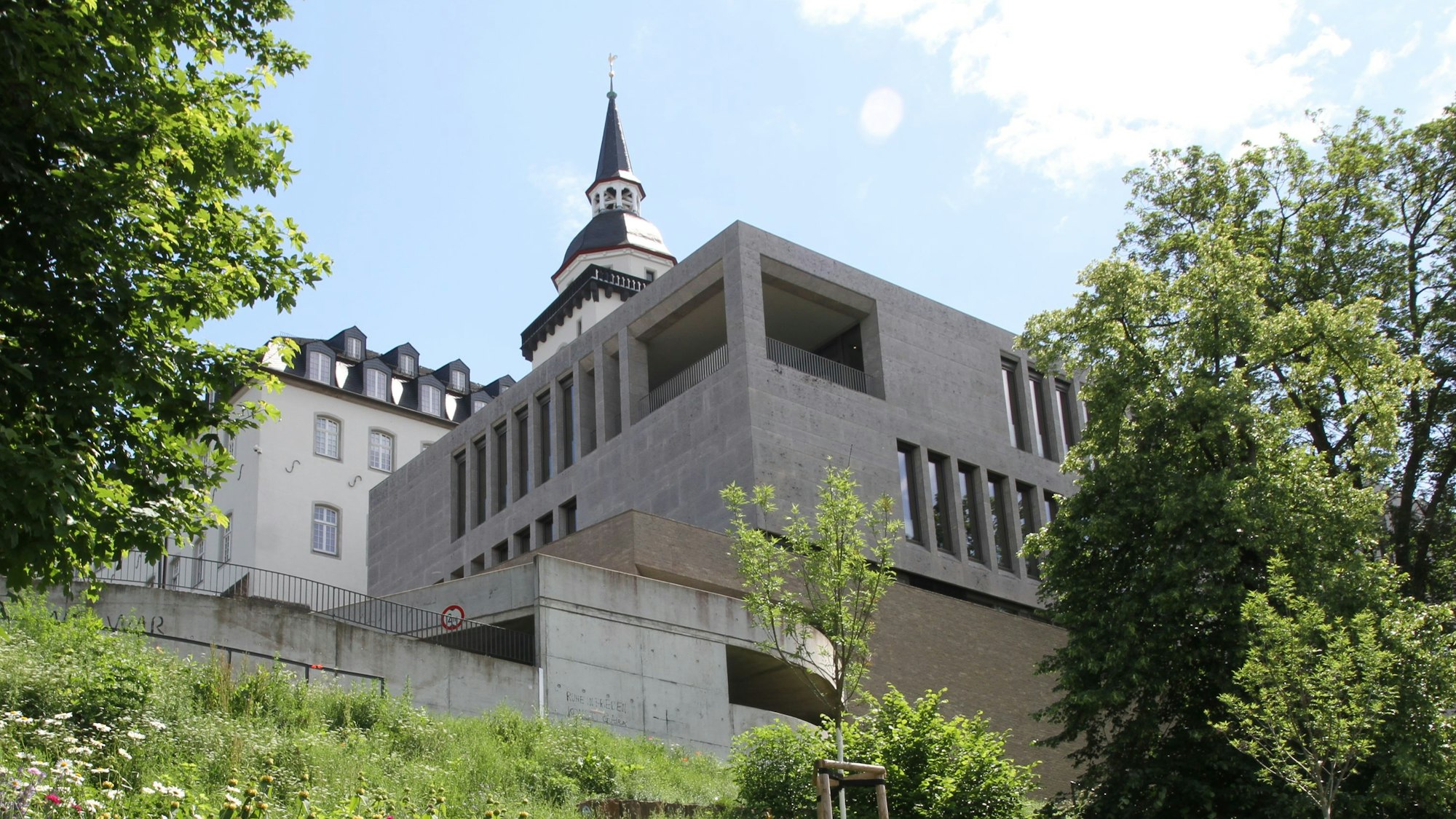 Michaelsberg, Übergang Katholisch-Soziales Institut mit Neubau und Altbau der ehemaligen Abtei