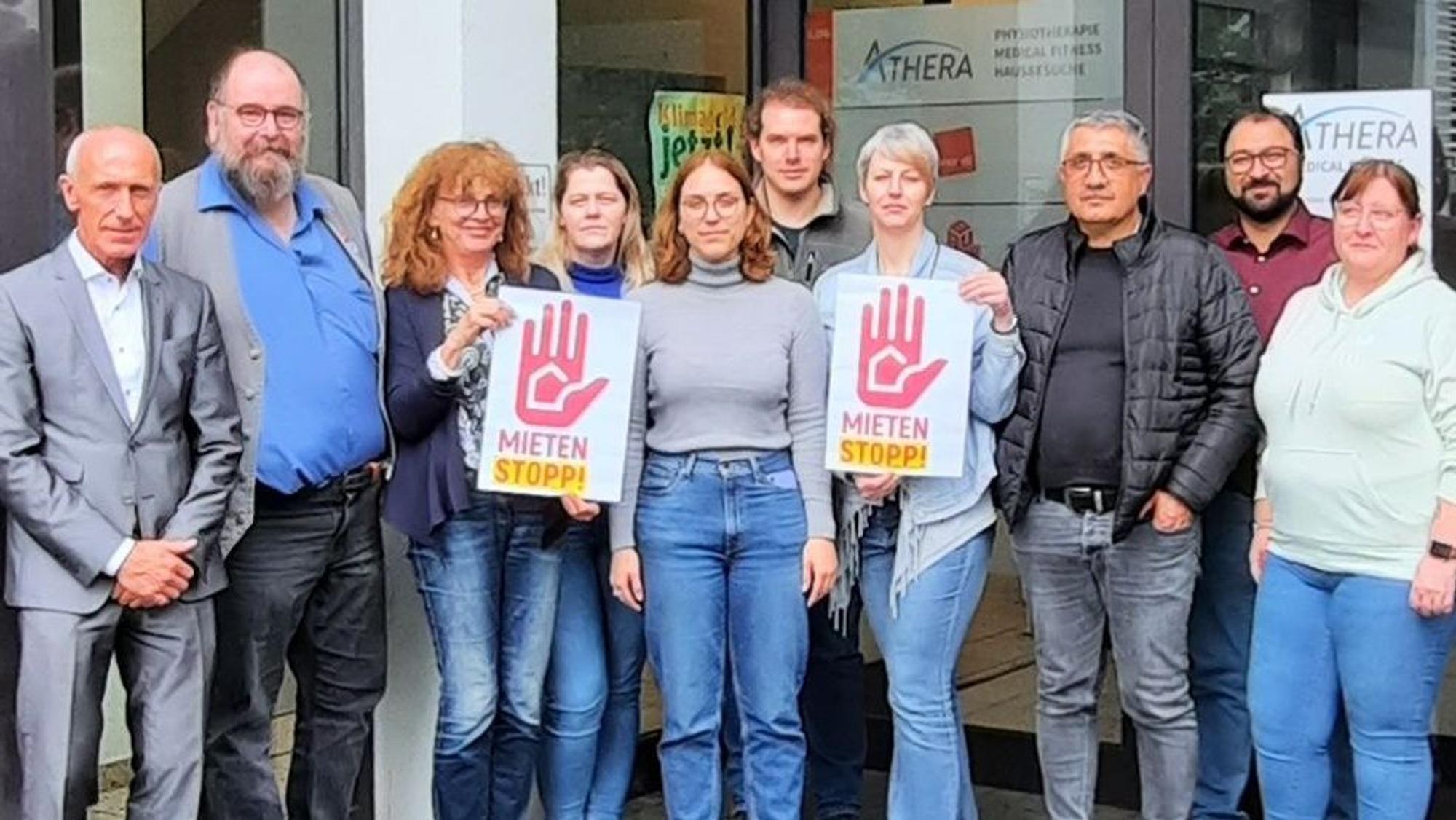 Vertreter des DGB stehen mit Transparenten, auf denen für einen Mietenstopp geworben wird, vor dem Bonner Gewerkschaftshaus.