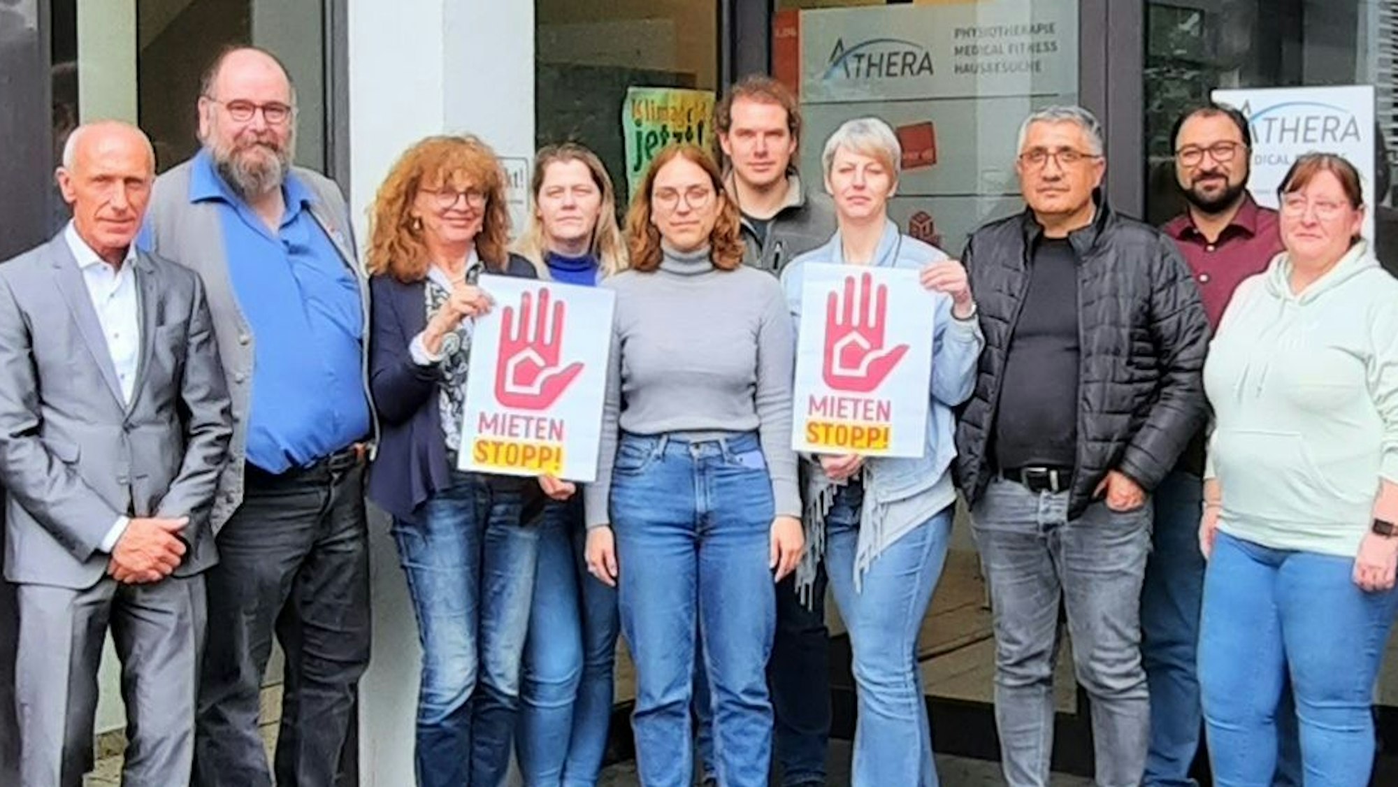 Vertreter des DGB stehen mit Transparenten, auf denen für einen Mietenstopp geworben wird, vor dem Bonner Gewerkschaftshaus.