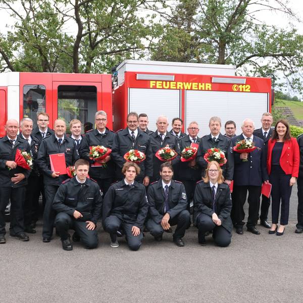 Besuch von Bürgermeisterin Larissa Weber (Zweite von rechts) bekam die Waldbröler Feuerwehr bei ihrer Jahresdienstbesprechung im Gerätehaus der Ortschaft Thierseifen.