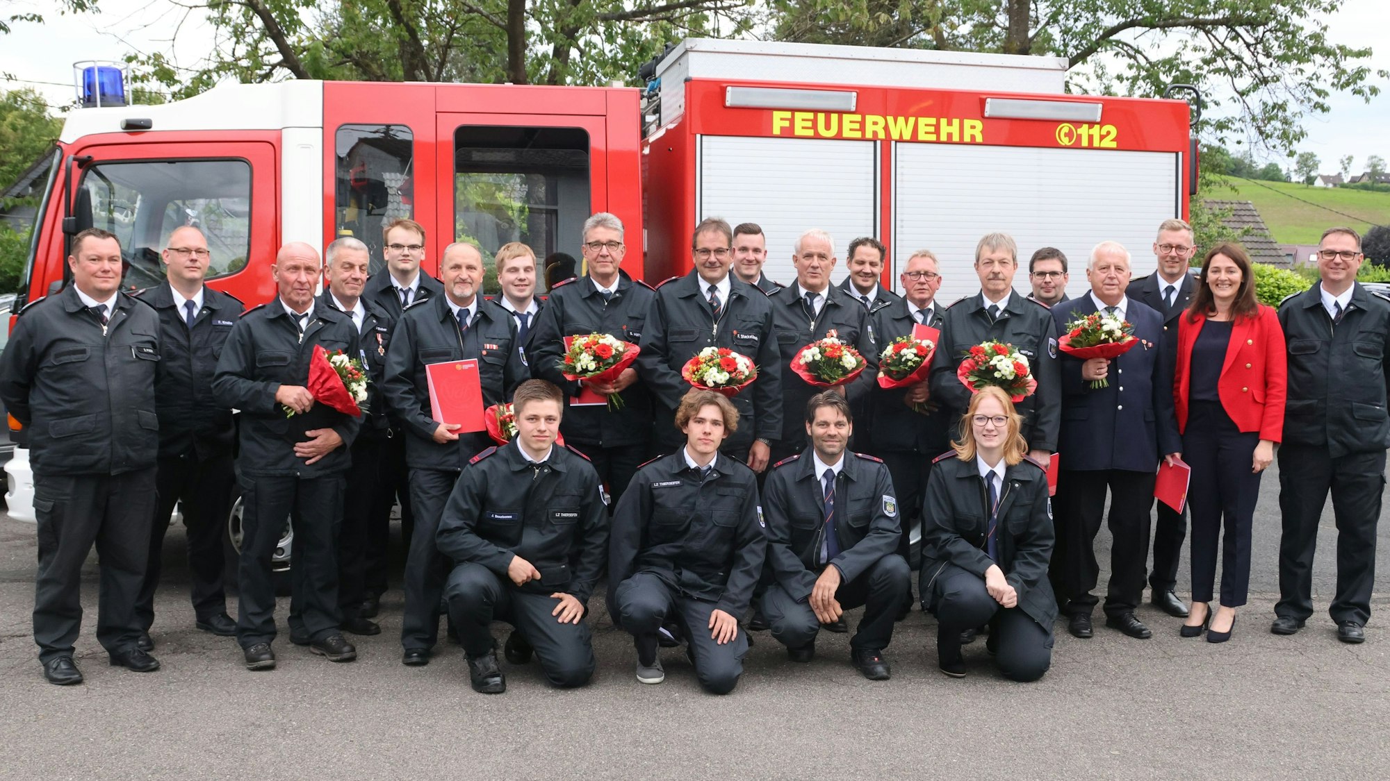 Besuch von Bürgermeisterin Larissa Weber (Zweite von rechts) bekam die Waldbröler Feuerwehr bei ihrer Jahresdienstbesprechung im Gerätehaus der Ortschaft Thierseifen.