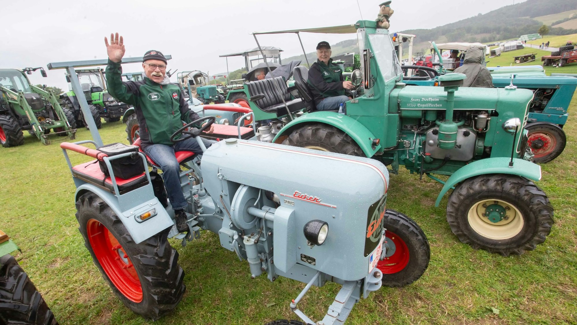 Groß war erneut der Spaßfaktor beim „Schleppertreff“ in der Lindlarer Ortschaft Schlüsselberg, sowohl bei den kleinen als auch bei den größeren Fans von Landmaschinen, etwa bei Gerd Stiefelhagen und Franz Burgheim vom Treckerverein „Fehlstart“ aus Engelskirchen-Loope.