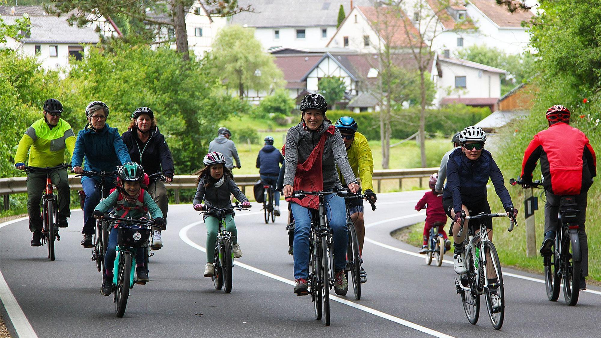 Auf der für den Verkehr gesperrten Bundesstraße im Ahrtal sind zahlreiche große und kleine Fahrradfahrer unterwegs.