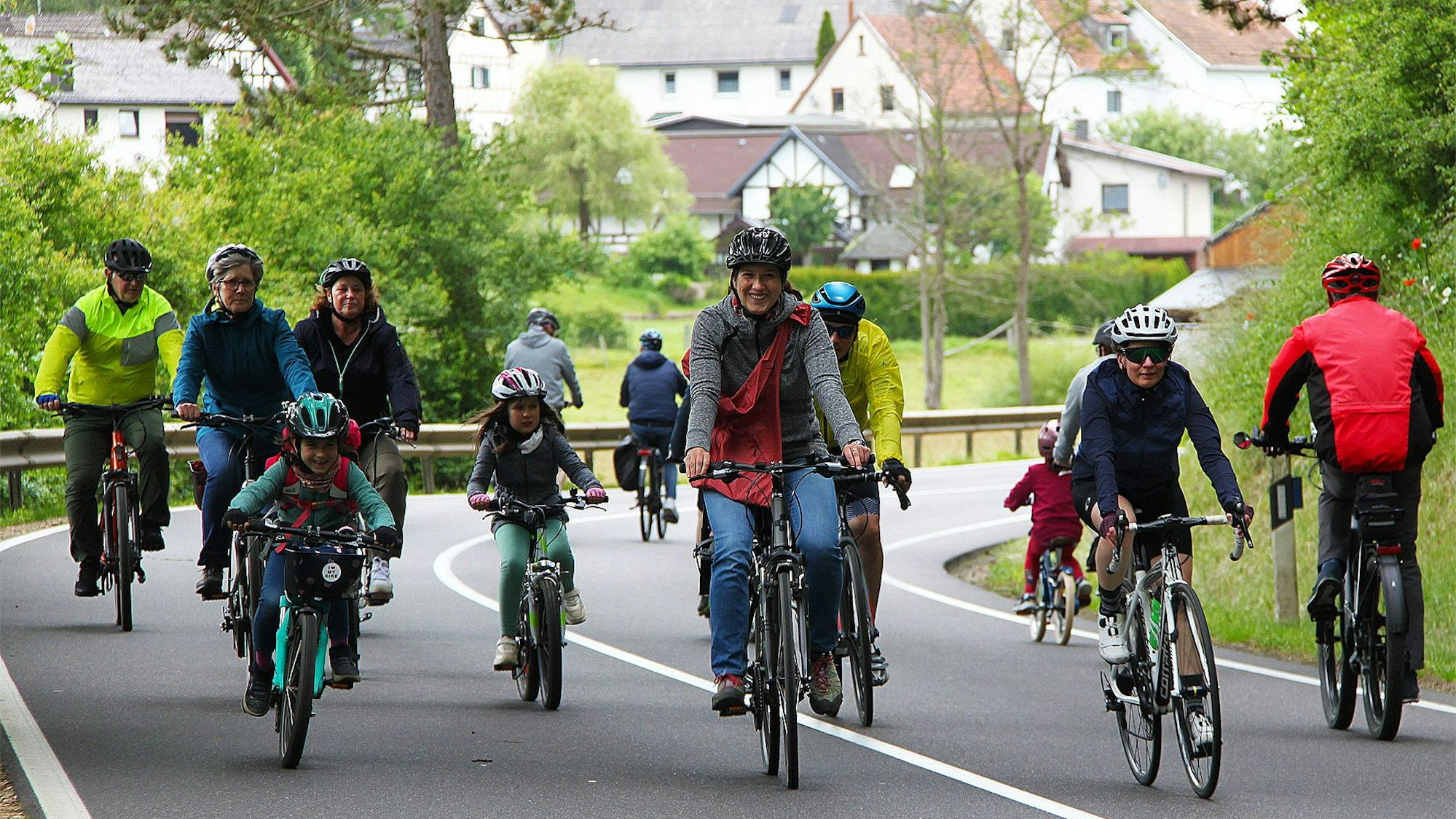 Auf der für den Verkehr gesperrten Bundesstraße im Ahrtal sind zahlreiche große und kleine Fahrradfahrer unterwegs.